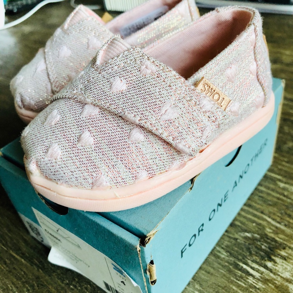 TOMS size 4